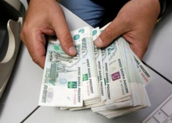 В РФ спрогнозували зниження цін на нафту та швидку девальвацію рубля