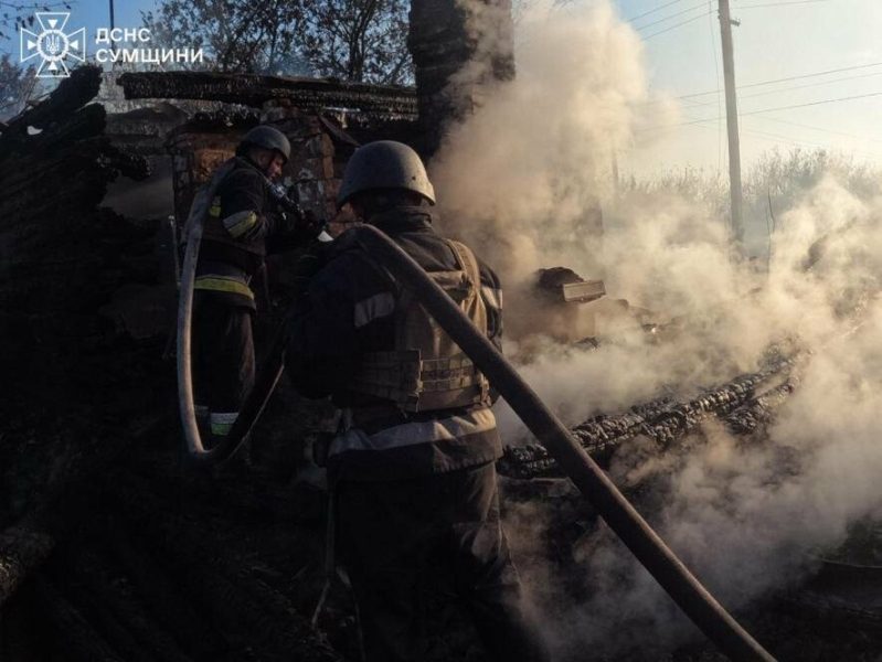 Упродовж доби рятувальники 4 рази ліквідовували пожежі, які виникли в житловому секторі через ворожі обстріли на Сумщині