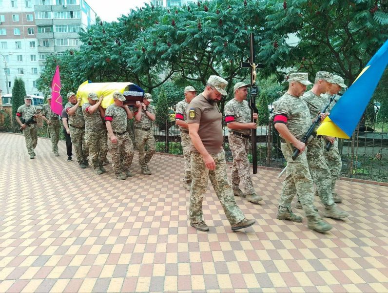 Сьогодні сумська громада попрощалась із Олегом Козленком та Владиславом Теплишевим