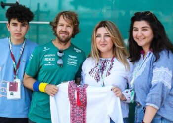 Чемпіону Формули-1 подарували вишиванку за підтримку України