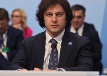 Прем’єр Грузії прокоментував світлини руйнувань України на банерах з передвиборчою рекламою “Грузинської мрії”