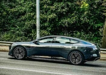 У Києві помітили новітній електрокар від Huawei із запасом ходу до 700 км (ФОТО)