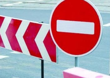 На перехресті вулиць Харківська — комбрига Євгена Коростельова — площі Покровська порив тепломережі