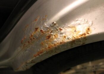 Механік розповів, як безкоштовно видалити іржу з кузова автомобіля