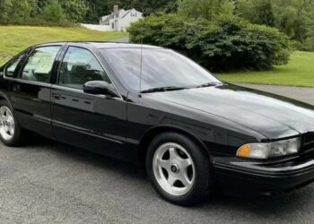 Гість із 90-х: виявлено культове спортивне авто з США у новому стані (ФОТО)