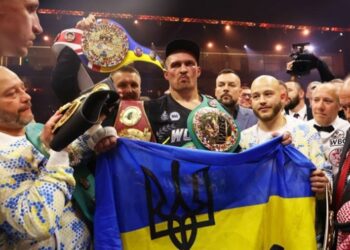 Леннокс Льюїс назвав несправедливим позбавлення Усика титулу IBF