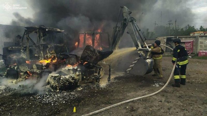 Рятувальники ліквідовували пожежі у Ямполі на Сумщині, які виникли внаслідок авіаудару