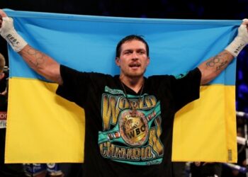 Усик назвав країни, які давали йому гроші за зміну громадянства