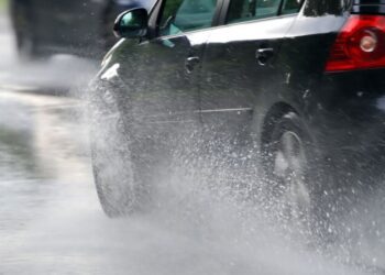 Вода небезпечніша, ніж ви думаєте: як їздити за кермом автомобіля під час зливи