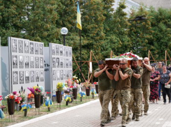 БІЛИМ ЖУРАВЛЕМ ВІДЛЕТІВ У НЕБО: РОМЕНСЬКА ГРОМАДА ПРОВЕЛА В ОСТАННЮ ПУТЬ ГЕРОЯ – ЮРІЯ ПИЛИПЕНКА