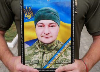 БІЛИМ ЖУРАВЛЕМ ВІДЛЕТІВ У НЕБО: РОМЕНСЬКА ГРОМАДА ПРОВЕЛА В ОСТАННЮ ПУТЬ ГЕРОЯ – ЮРІЯ ПИЛИПЕНКА