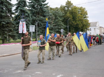 БІЛИМ ЖУРАВЛЕМ ВІДЛЕТІВ У НЕБО: РОМЕНСЬКА ГРОМАДА ПРОВЕЛА В ОСТАННЮ ПУТЬ ГЕРОЯ – ЮРІЯ ПИЛИПЕНКА