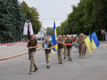 БІЛИМ ЖУРАВЛЕМ ВІДЛЕТІВ У НЕБО: РОМЕНСЬКА ГРОМАДА ПРОВЕЛА В ОСТАННЮ ПУТЬ ГЕРОЯ – ЮРІЯ ПИЛИПЕНКА