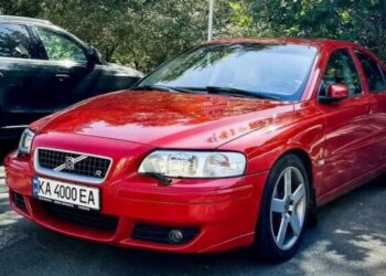 У Києві помітили маловідомого конкурента BMW M3 від Volvo (ФОТО)