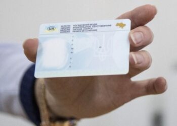В Україні почали видавати нові водійські посвідчення