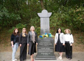 ЧОРНА СТОРІНКА В ІСТОРІЇ ЛЮДСТВА: У РОМЕНСЬКІЙ ГРОМАДІ ВШАНУВАЛИ ПАМ’ЯТЬ МАСОВИХ РОЗСТРІЛІВ У БАБИНОМУ ЯРУ