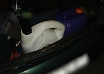 У Сумах затримали молодиків, які зливали пальне з припаркованого авто