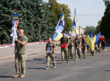 ДО ОСТАННЬОГО ПОДИХУ ЗАХИЩАВ МОРСЬКІ РУБЕЖІ: РОМЕНСЬКА ГРОМАДА ПОПРОЩАЛАСЯ ІЗ ВІЙСЬКОВОСЛУЖБОВЦЕМ ВОЄННО-МОРСЬКИЙ СИЛ ЗСУ АНДРІЄМ ГАЦЕНКОМ