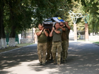 ДО ОСТАННЬОГО ПОДИХУ ЗАХИЩАВ МОРСЬКІ РУБЕЖІ: РОМЕНСЬКА ГРОМАДА ПОПРОЩАЛАСЯ ІЗ ВІЙСЬКОВОСЛУЖБОВЦЕМ ВОЄННО-МОРСЬКИЙ СИЛ ЗСУ АНДРІЄМ ГАЦЕНКОМ