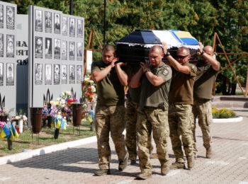 ДО ОСТАННЬОГО ПОДИХУ ЗАХИЩАВ МОРСЬКІ РУБЕЖІ: РОМЕНСЬКА ГРОМАДА ПОПРОЩАЛАСЯ ІЗ ВІЙСЬКОВОСЛУЖБОВЦЕМ ВОЄННО-МОРСЬКИЙ СИЛ ЗСУ АНДРІЄМ ГАЦЕНКОМ