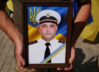 ДО ОСТАННЬОГО ПОДИХУ ЗАХИЩАВ МОРСЬКІ РУБЕЖІ: РОМЕНСЬКА ГРОМАДА ПОПРОЩАЛАСЯ ІЗ ВІЙСЬКОВОСЛУЖБОВЦЕМ ВОЄННО-МОРСЬКИЙ СИЛ ЗСУ АНДРІЄМ ГАЦЕНКОМ