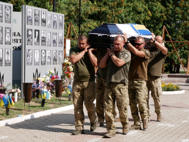 До останнього подиху захищав морські рубежі: у Ромнах попрощалися з військовослужбовцем воєнно-морських сил ЗСУ Андрієм Гаценком + ФОТО