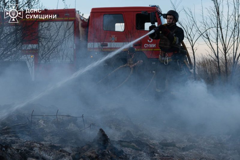 Ворожий обстріл спричинив масштабну пожежу в садовому кооперативі Сумської громади