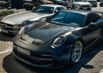 В Україні на парковці помітили пару ексклюзивних спортивних автомобілів (ФОТО)