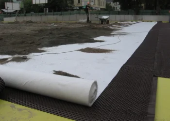 Геотекстиль: надежный материал для строительства и ландшафтных работ