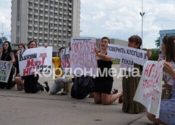 На колінах біля Сумської ОВА родини військових благали повернути хлопців з гарячих точок на сході країни – Кордон.Медіа