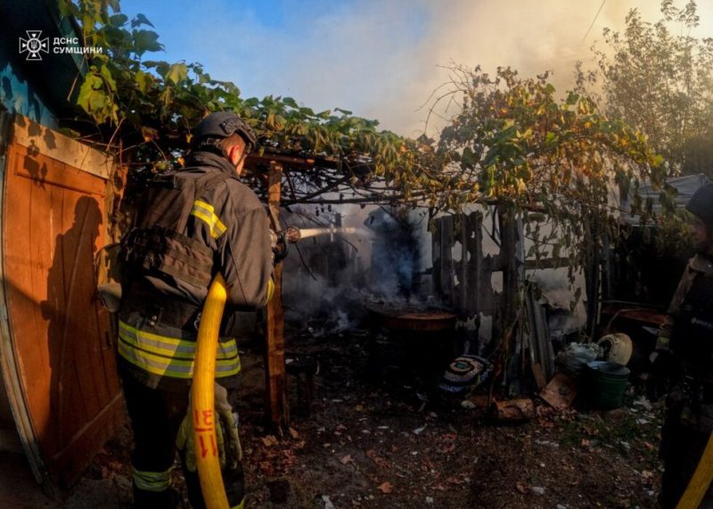 На Сумщині рятувальники двічі приборкували наслідки ворожих ударів в житловому сектору