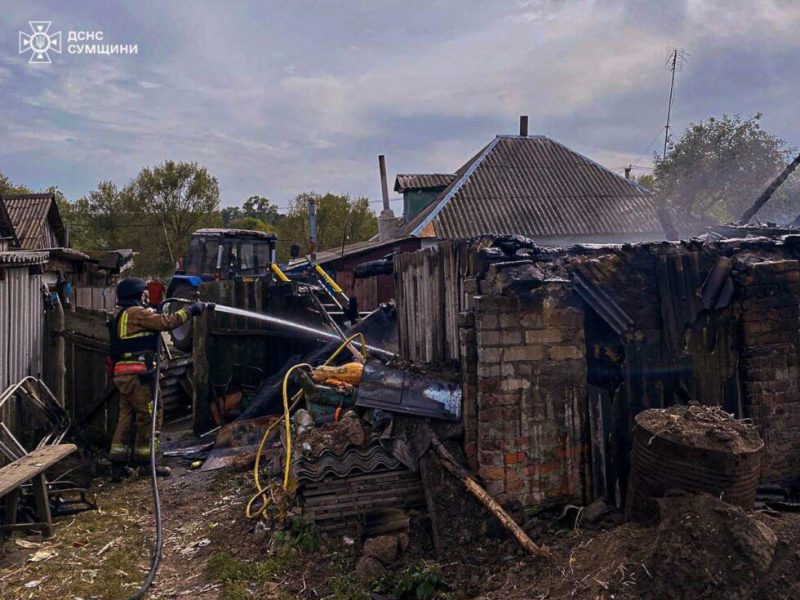 Надзвичайники Шосткинщини врятували оселю громадян та 4 будівлі господарчого призначення