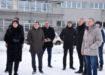 Народні депутати проінспектували хід ремонтних робіт у Кролевецькому ліцеї №3