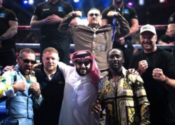 Олександр Усик зробив Кроуфорду цінний подарунок на вечорі боксу Джошуа – Дюбуа: фото