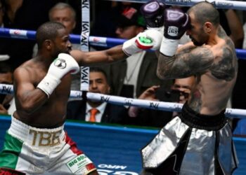 Оскар Де Ла Хойя розкритикував Мейвезера за виставкові бої: “Тобі потрібно припинити ганьбити себе”