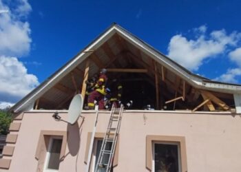 Працівники ДСНС ліквідовували наслідки масованих ударів, які ворожа авіація наносила по прикордонню Сумщини (+відео)