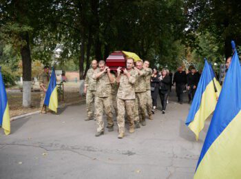 РОМЕНСЬКА ГРОМАДА ПОПРОЩАЛАСЬ ІЗ ГЕРОЄМ, УКРАЇНСЬКИМ ЗАХИСНИКОМ ДЕНИСОМ КРАМАРЕНКОМ