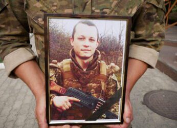 РОМЕНСЬКА ГРОМАДА ПОПРОЩАЛАСЬ ІЗ ГЕРОЄМ, УКРАЇНСЬКИМ ЗАХИСНИКОМ ДЕНИСОМ КРАМАРЕНКОМ