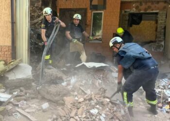 Роменських рятувальників відзначили за ліквідацію наслідків ворожої атаки + ФОТО