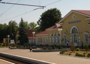 Росіяни атакували FPV-дронами залізничний вокзал на Сумщині: є поранені