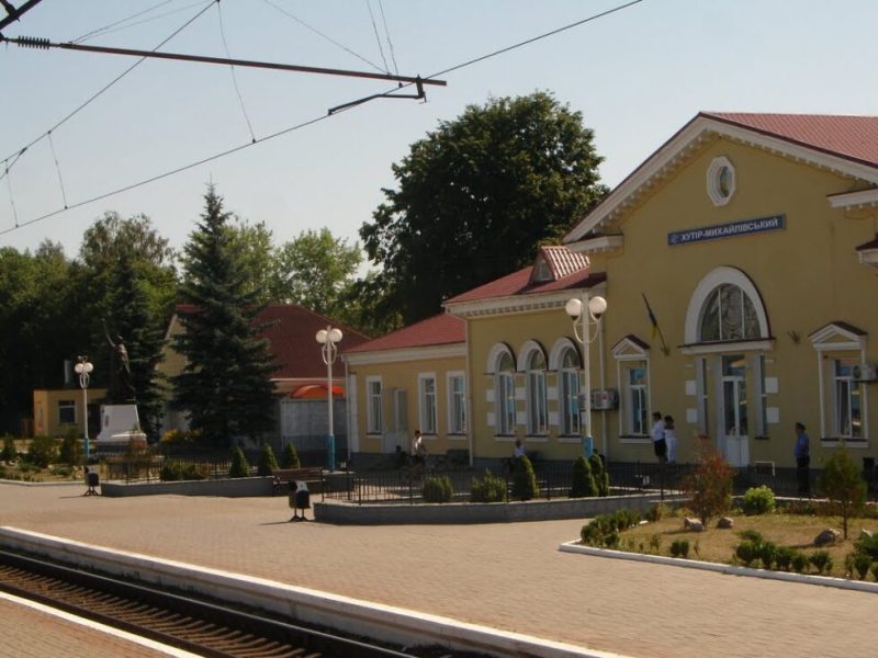 Росіяни атакували FPV-дронами залізничний вокзал на Сумщині: є поранені