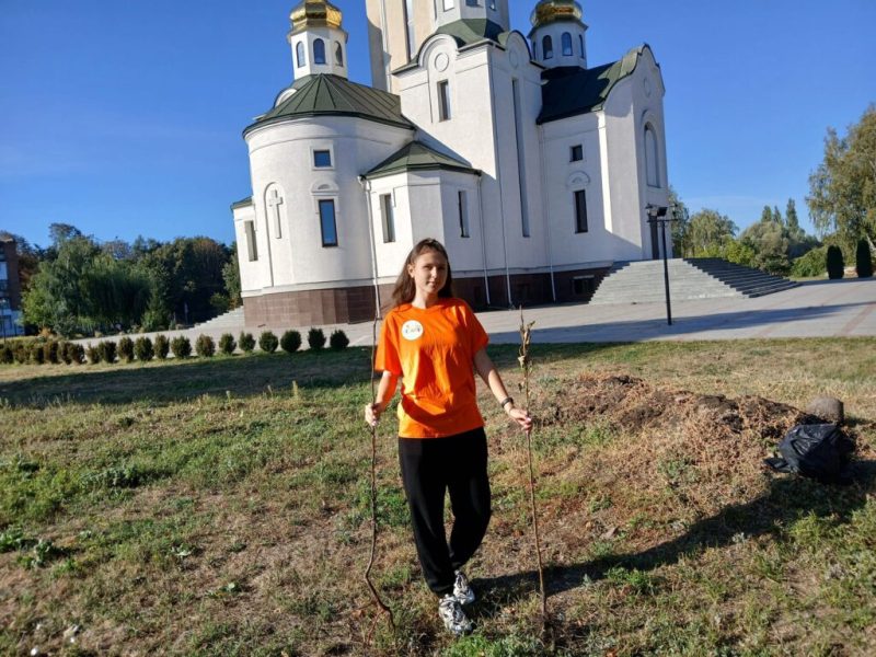 У Конотопі молодь висадила садженці в рамках благодійної акції “Посади дерево Миру” 