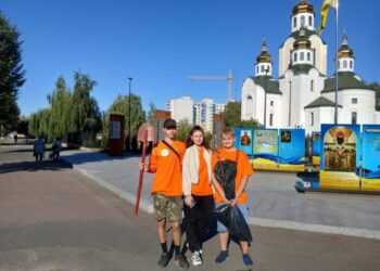 У Конотопі молодь висадила садженці в рамках благодійної акції “Посади дерево Миру” 