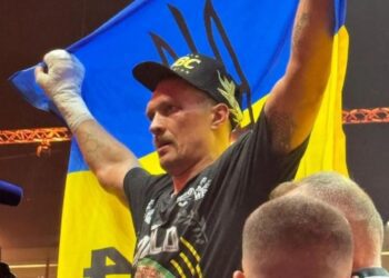 У Ryanair відреагували на затримання Усика в аеропорту: “Його товаришу було відмовлено в посадці через неадекватну поведінку”