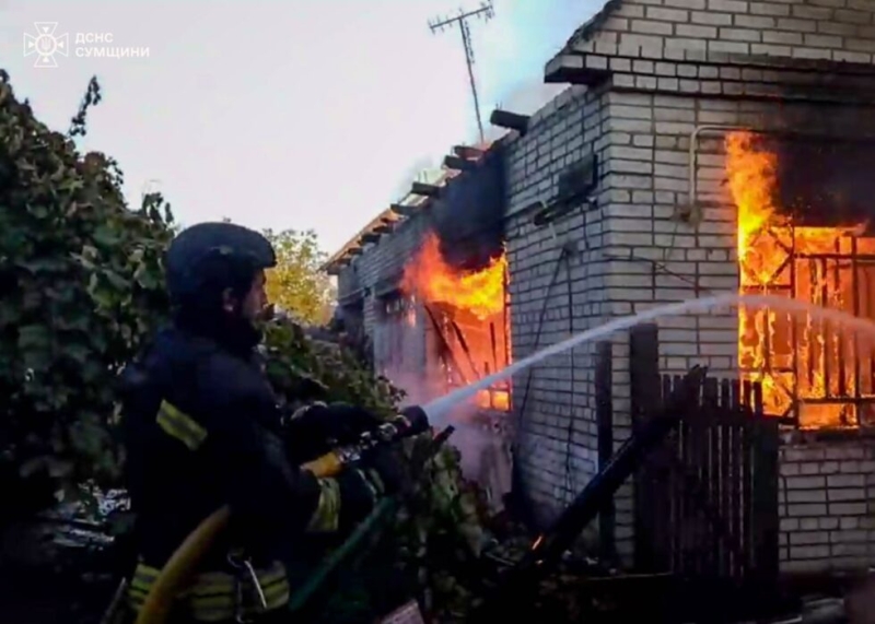 У Шосткинському районі на кордоні з РФ рятувальники гасили пожежі, які виникли після ворожих прильотів