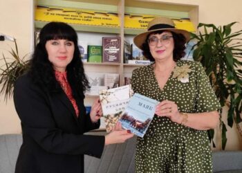 Українська письменниця завітала до Охтирської бібліотеки і подарувала книжки