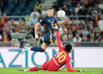 ВІДЕО. Довбик ефектно перекинув голкіпера і забив, але рефері скасував гол