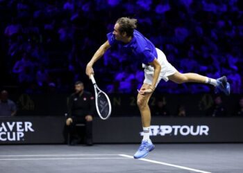 ВІДЕО. Медведєв жбурнув ракетку під час матчу Кубка Лейвера