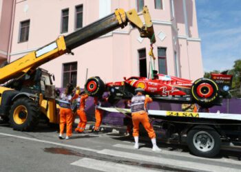 ВІДЕО. Прямо у стіну. Пілот Феррарі розбив болід у Баку