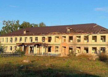 Вранці 8 серпня військові рф обстріляли село Стецьківка на Сумщині, у результаті атаки понівечені будівлі та поранена людина